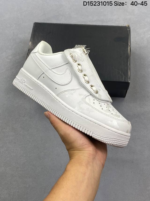 耐克Nike Air Force 7 空军一号低帮百搭休闲运动板鞋。柔软、弹性十足的缓震性能和出色的中底设计，横跨复古与现代的外型结合，造就出风靡全球三十多年的