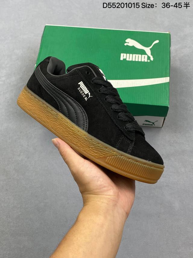Puma Suede Xl 彪马新款面包鞋男女同款复古休闲板鞋 鞋身通体采用细腻的麂皮材质 厚实柔软 质感出众 鞋侧保留Puma标志性跑道图案 侧面与后跟点缀金