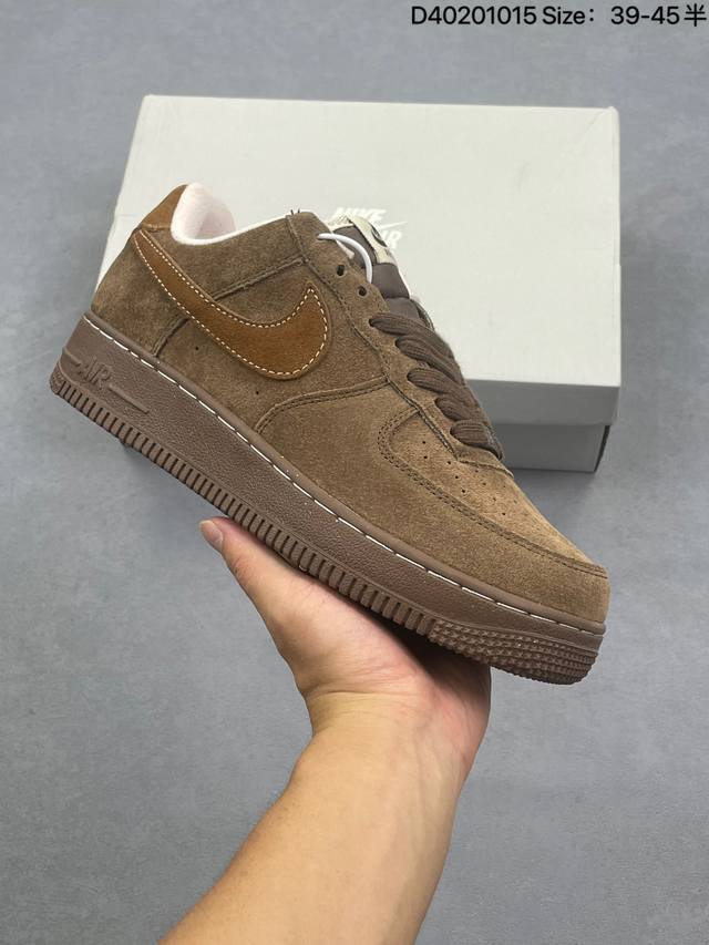 耐克Nike Air Force 1 Low 空军一号低帮百搭休闲运动板鞋 柔软、弹性十足的缓震性能和出色的中底设计，横跨复古与现代的外型结合，造就出风靡全球三