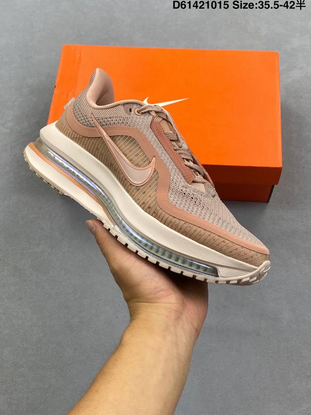 Nike Pegasus Premium跑步鞋 使用了新型的缓震材料 脚感偏韧 后跟有加厚的海绵填充 鞋子前掌和后掌做了加宽设计 增加了跑步时的稳定性 织物加网