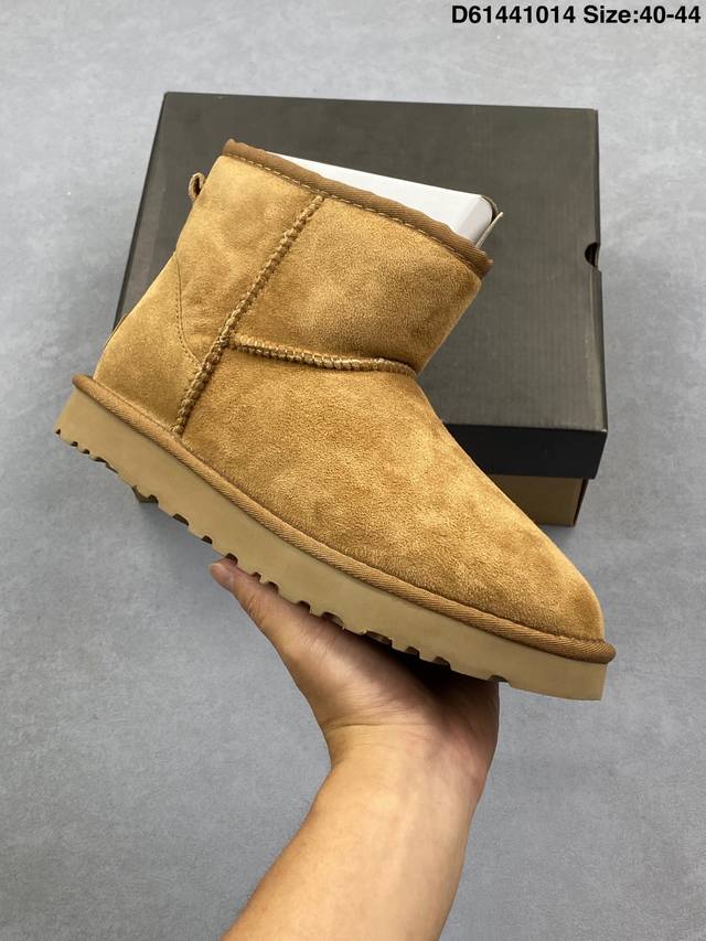 公司级 Ugg 雪地靴 系带女鞋广东原产，采用Tpu模压鞋面内嵌羚羊棕羊毛，鞋面具有防水功能，选用7毫米Uggpure 植入式羊毛里衬与可拆卸的Uggpure