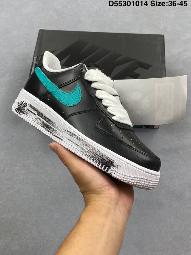 Nike 耐克 原楦原纸版开发版型，采用硬质涂层处理皮革鞋面材质，内置全掌Air Sole气垫，外置防滑耐磨橡胶大底重磅 权志龙 X 耐克Af1 新联名3.0计