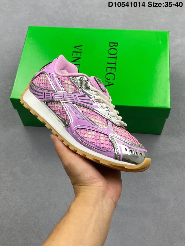 Bottega Veneta 葆蝶家 男女鞋广东原产，升级原楦原纸版数据开发版型，采用轻质科技菱形网布面料鞋面材质，内嵌透气网面贴合加厚Pu缓震乳胶脚垫，外置防