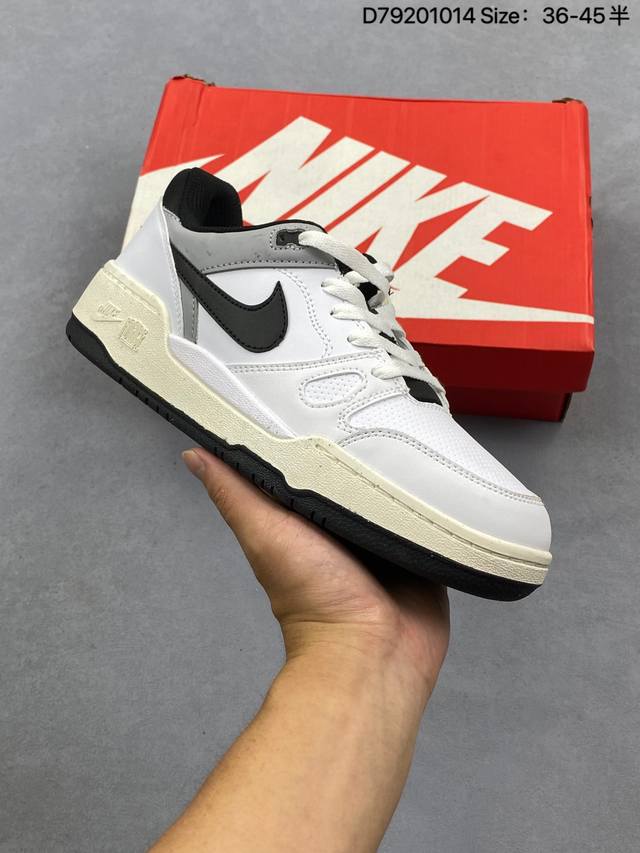 耐克Nike Full Force Low 时尚复古运动板鞋。采用简单的颜色搭配，营造出清爽又百搭的视觉效果。鞋面采用全皮革材质包裹整体性十足，同时鞋头打孔也为