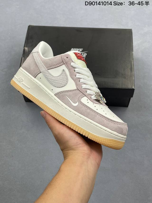 耐克Nike Air Force 1 Low 空军一号低帮百搭休闲运动板鞋。柔软、弹性十足的缓震性能和出色的中底设计，横跨复古与现代的外型结合，造就出风靡全球三