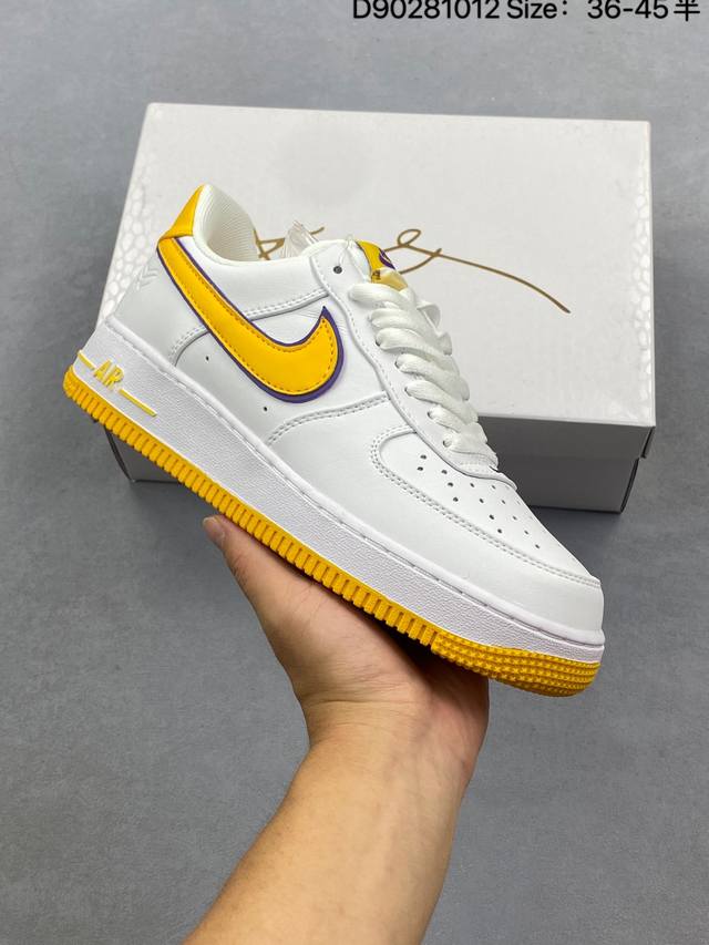 耐克Nike Air Force 1“07空军一号低帮百搭休闲运动板鞋。柔软、弹性十足的缓震性能和出色的中底设计，横跨复古与现代的外型结合，造就出风靡全球三十多