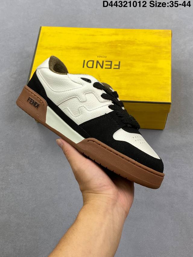 Fendi 芬迪 公司级竞赛系列 采用荔枝纹纤维皮革组合翻毛皮鞋面材质，鞋垫嵌入发泡缓震Eva材质，外置耐磨橡胶大底众明星同款，演绎流动美感意大利著名奢侈品牌