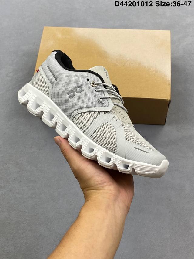 On昂跑 全新综合体能训练运动鞋Cloud X 舒适乐趣跑，缓震、轻量 On昂跑 Cloudsurfer上演中底“变形计” ，打破传统格局缔造柔软脚感。 On昂