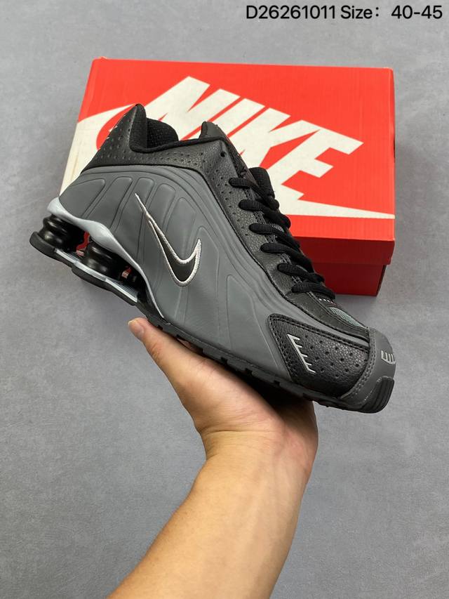 Nike Shox R4系列 耐克 低帮运动休闲气垫运动鞋 牙买加裔英国设计师 Martine Rose 今番再携去年与 Nike 合作推出联名鞋款 Nike