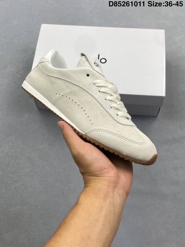 Alo Yogaalosunset新款运动鞋绒面革低帮薄底休闲鞋简约风 采用柔软麂皮拼接透气内里，鞋底具备一定缓震性，适合日常通勤或周末出游。品牌目前主要面向亚