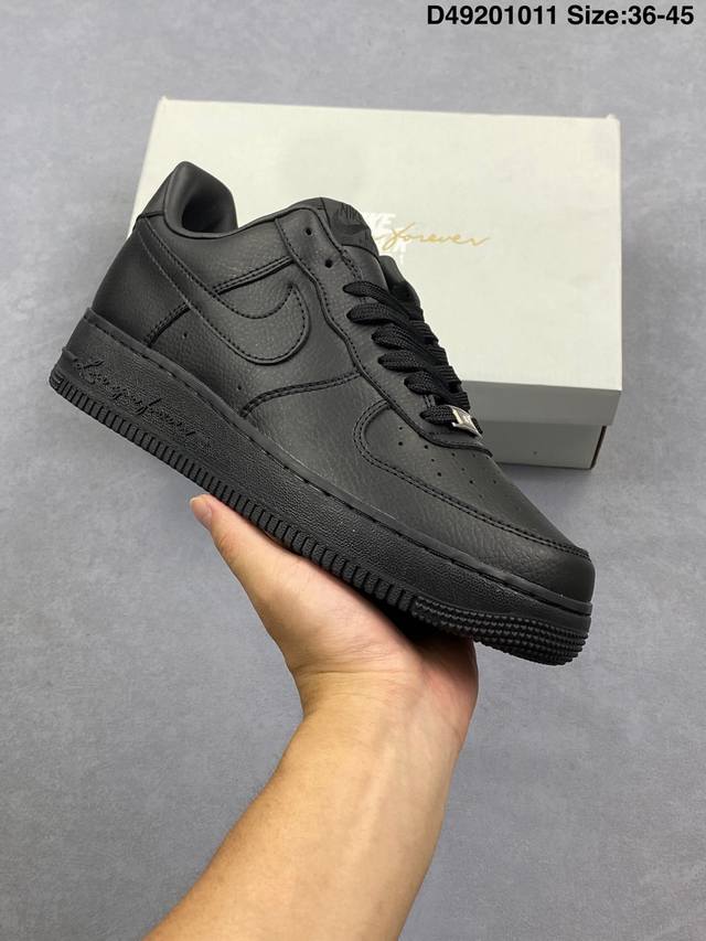 真标耐克Nike Air Force 7空军一号低帮百搭休闲运动板鞋。柔软、弹性十足的缓震性能和出色的中底设计，横跨复古与现代的外型结合，造就出风靡全球三十多年