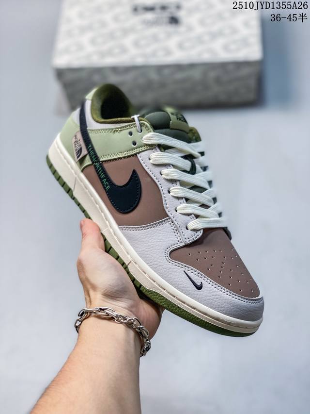 真标带半码 耐克Nike Sb Zoom Dunk Low 板鞋 系列经典百搭休闲运动板鞋加厚鞋舌的填充，使舒适性大大提升，同时也更方便穿脱中底部分则加入了脚感