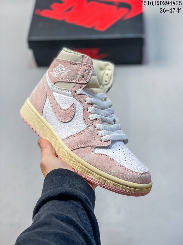 真标带半码 耐克 Nike Air Jordan 1 Retro High Og 乔丹一代篮球鞋复刻运动鞋 皮面高帮板鞋的设计灵感源自运动夹克，带你重温入选球队
