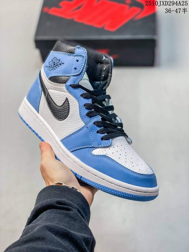 真标带半码 耐克 Nike Air Jordan 1 Retro High Og 乔丹一代篮球鞋复刻运动鞋 皮面高帮板鞋的设计灵感源自运动夹克，带你重温入选球队