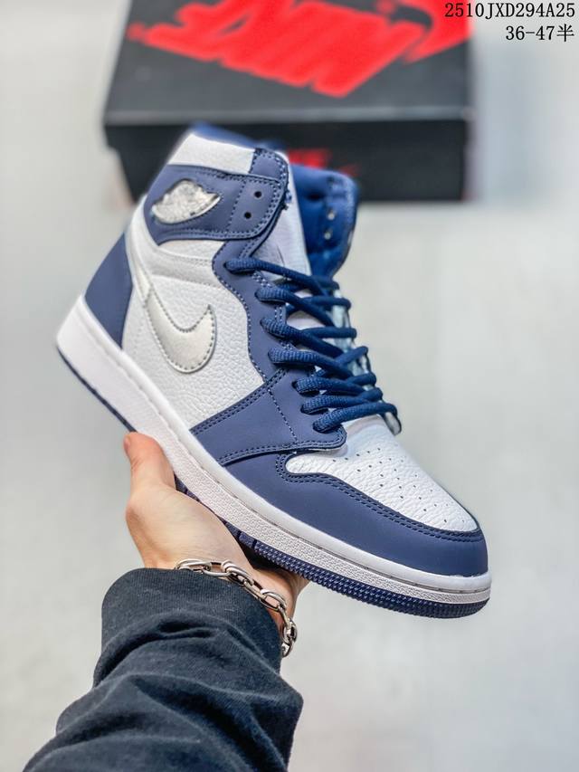 真标带半码 耐克 Nike Air Jordan 1 Retro High Og 乔丹一代篮球鞋复刻运动鞋 皮面高帮板鞋的设计灵感源自运动夹克，带你重温入选球队