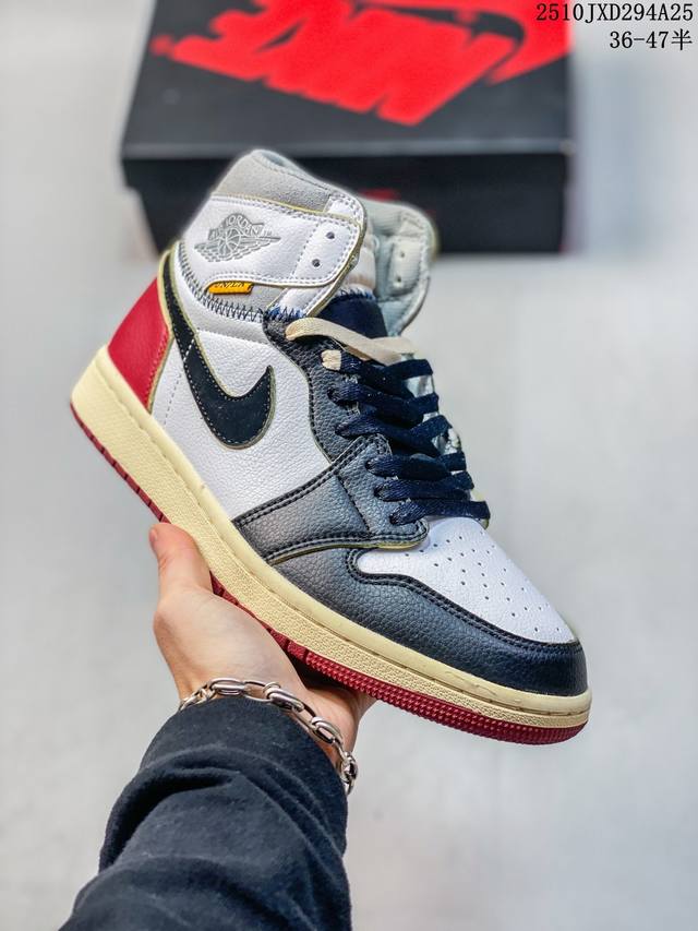 真标带半码 耐克 Nike Air Jordan 1 Retro High Og 乔丹一代篮球鞋复刻运动鞋 皮面高帮板鞋的设计灵感源自运动夹克，带你重温入选球队