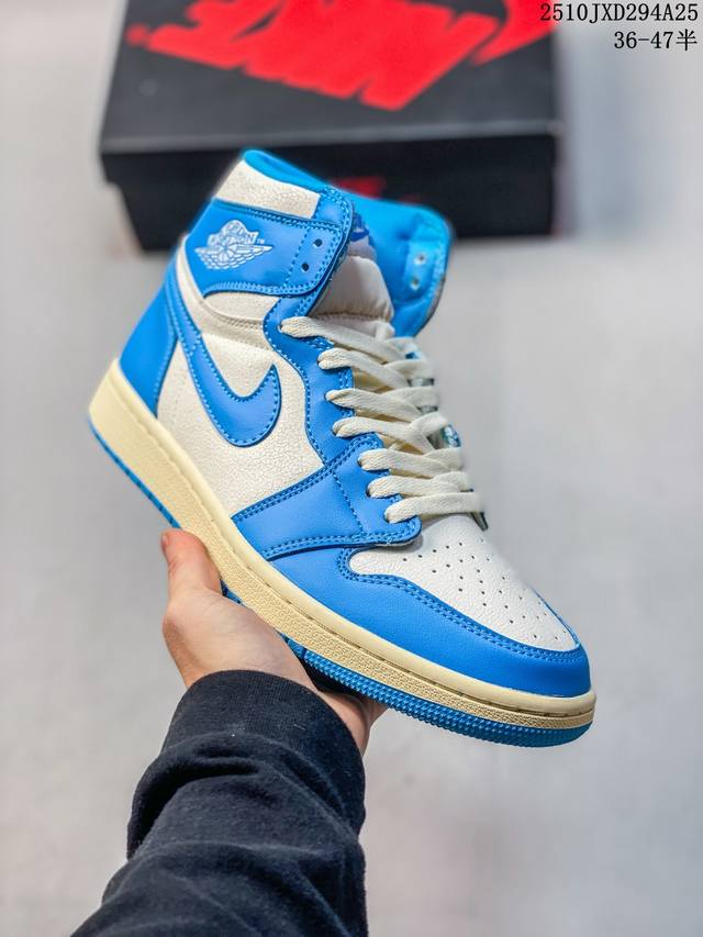 真标带半码 耐克 Nike Air Jordan 1 Retro High Og 乔丹一代篮球鞋复刻运动鞋 皮面高帮板鞋的设计灵感源自运动夹克，带你重温入选球队