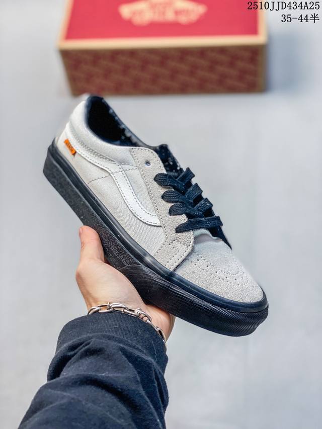 Vans Sk8-Low 环保兰 全新一代复古撞色 低帮硫化帆布鞋 该鞋款以白线勾勒出整体造型效果，以Sk8-Low鞋身为蓝本，复古撞色风格极具辨识度，上脚更容