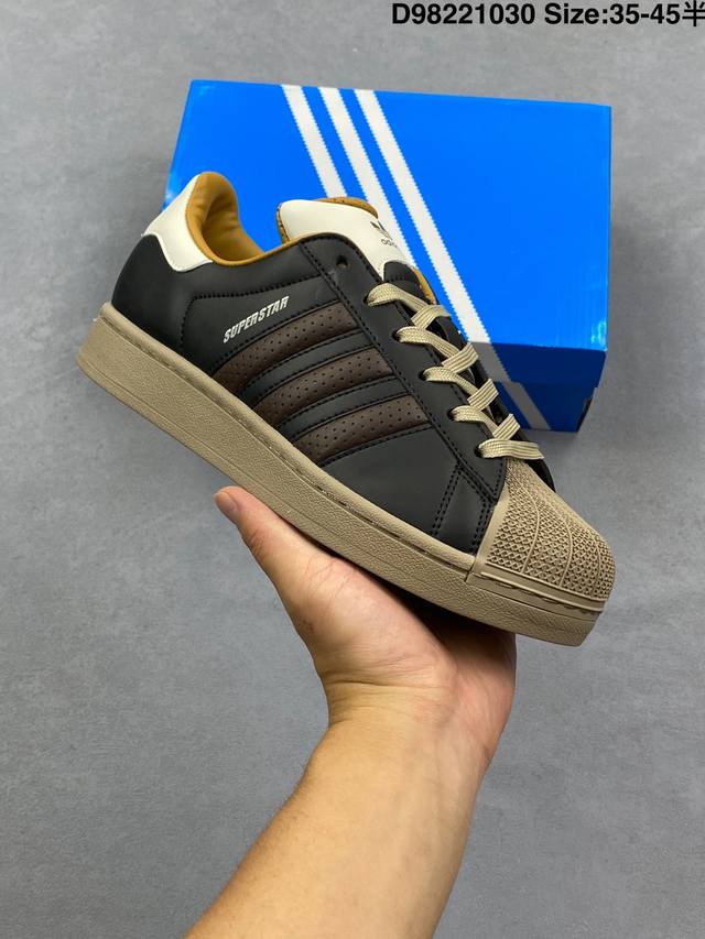 Adidas 阿迪达斯 男女鞋真标半码制，升级原楦原纸版开发，采用硬质粒面牛剖革鞋面材质， 改良全包围鞋垫，正确 版鞋底模具及扇贝头盖片阿迪达斯 三叶草Adid