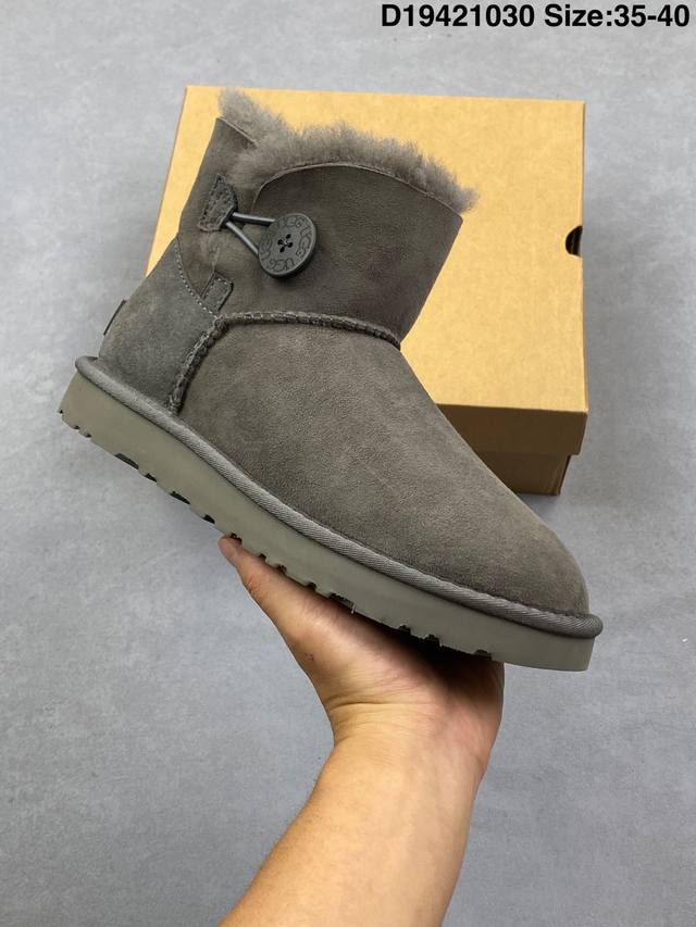 Ugg Mini Bailey Button Ii 棕色 秋冬欧美风经典纽扣短筒平底套筒短靴雪地靴女靴 羊毛一体 优选翻毛皮鞋面 手感细腻 羊毛内里 舒适亲肤