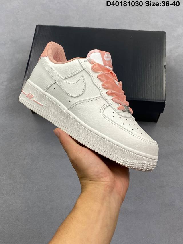 耐克Nike Air Force 7 空军一号低帮百搭休闲运动板鞋。柔软、弹性十足的缓震性能和出色的中底设计，横跨复古与现代的外型结合，造就出风靡全球三十多年的