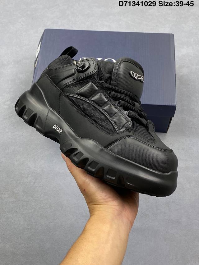 男鞋原楦原纸版数据开发#配置专柜购物袋及配件#采用丝绸复合纤维革组合网织布鞋面材质#正确吸汗网布贴合海玻璃Cd压纹鞋垫#独家开发Tpu弹力中底组合Tr光泽耐韧锯