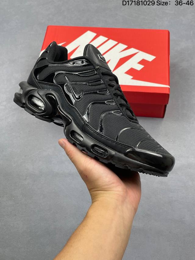 耐克 Nike Air Max Plus Tn Ultra 复刻版 科技复古耐克Tn经典的Air Max Plus被很多跑鞋爱好者们所熟知，作为Nike历史上的
