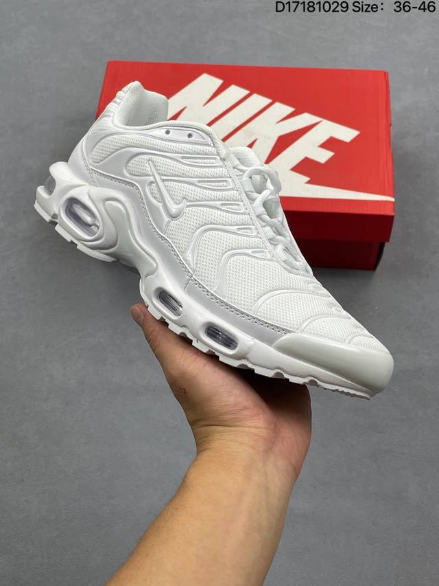 耐克 Nike Air Max Plus Tn Ultra 复刻版 科技复古耐克Tn经典的Air Max Plus被很多跑鞋爱好者们所熟知，作为Nike历史上的