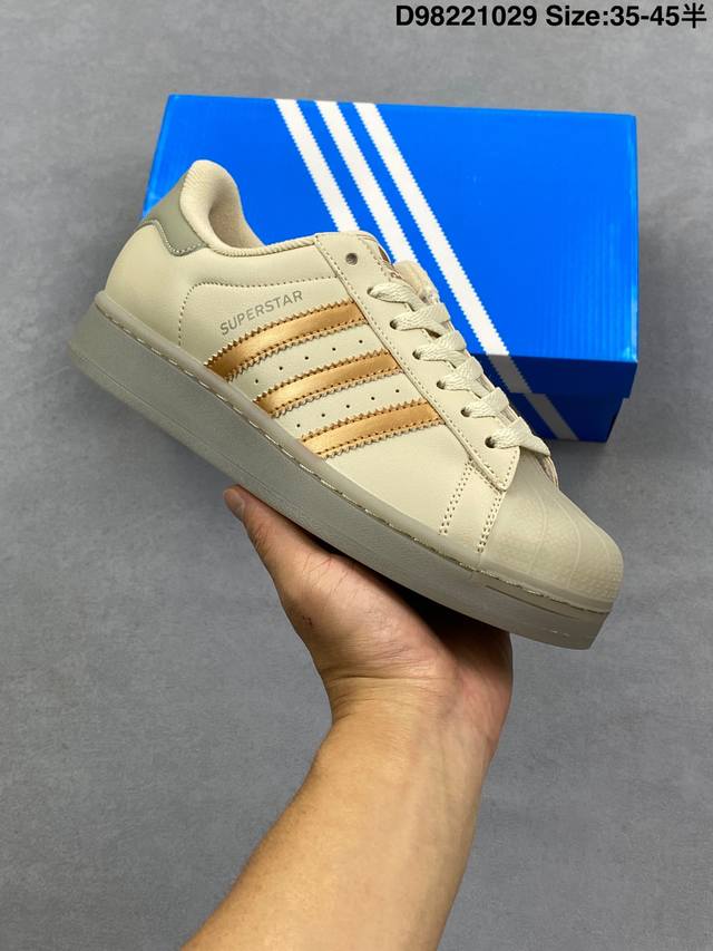 阿迪达斯 Adidas Superstar 2025年新款鞋子 经典贝壳头系列 新款休闲板鞋潮流男女士运动鞋 。鞋面皮革拼接材质 标志性的贝壳鞋头，简约的线条。
