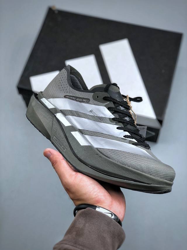 K Adidas Adizero Adios 5 M 马拉松竞速专业跑鞋 Celermesh针织网面非常轻薄 纤维间的缝隙很大 可以保证跑步时的透气、排汗效果