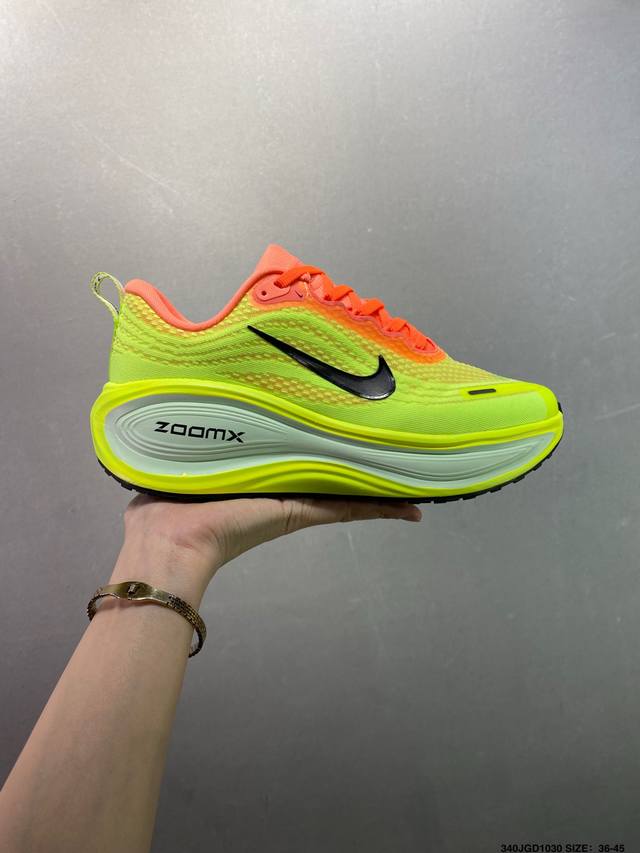 Nike Vomero Plus 耐克 舒适减震防滑 低帮跑步鞋 全掌Reactx泡绵中底 前掌和后跟还配备了Air Zoom气垫单元 据说跑起来更快更舒适哦