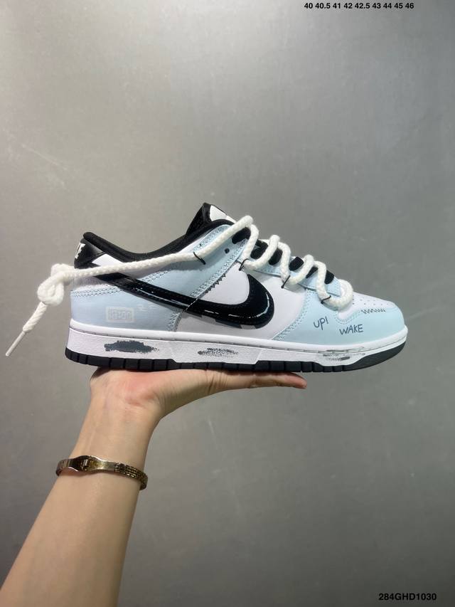 公司级Nike Dunk Sb Low 全新配色 定制Dunk Sb顾名思义，具有经典的Dunk血缘，又注入了更多的时尚元素。相较于普通的Dunk滑板鞋，改良版