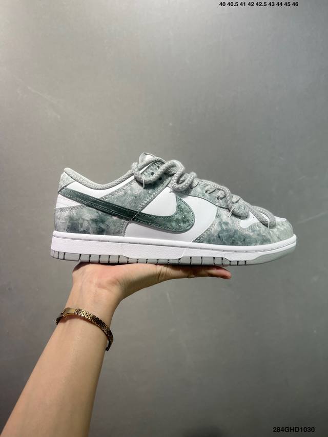 公司级Nike Dunk Low 凝灰纪元 灰色 鞋身以纯白为画布，如初雪覆盖的旷野，而迷彩般的灰纹肆意蔓延，赋予鞋面立体触感与地质张力。侧身Swoosh以哑光