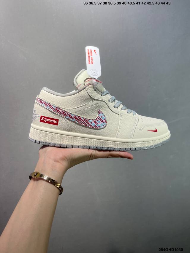 公司级Supreme X Air Jordan 1 Low 米白彩勾 此款主张打破传统的工业化流水线设计限制，以Made By Ideas的超级创意为理念，集结
