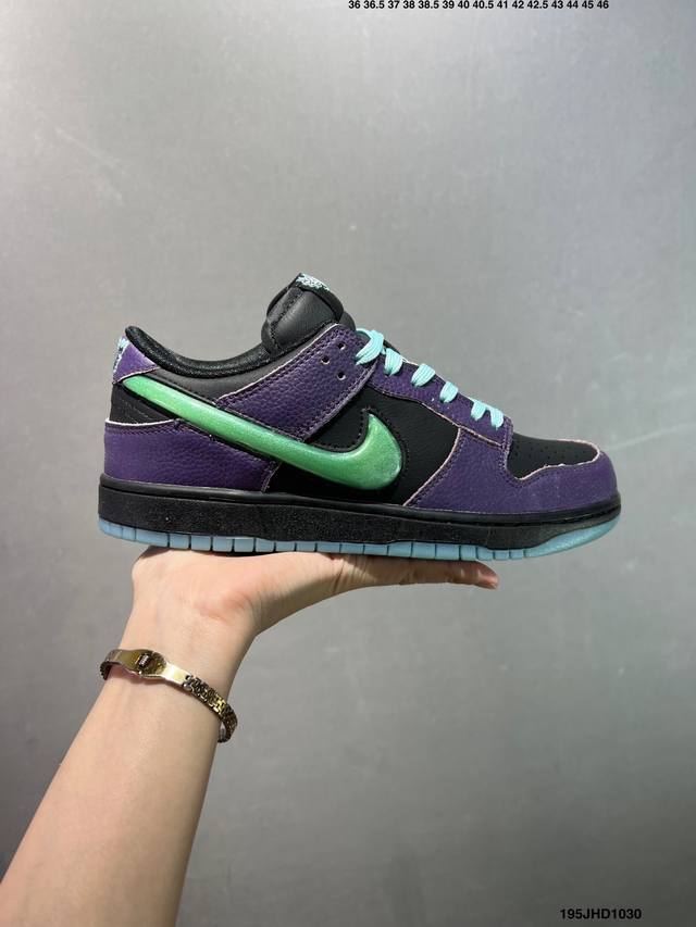 耐克Nike Sb Dunk Low 扣篮系列 复古低帮休闲运动滑板板鞋。采用脚感柔软舒适Zoomair气垫，有效吸收滑板等极限运动在落地时带来的冲击力，为街头