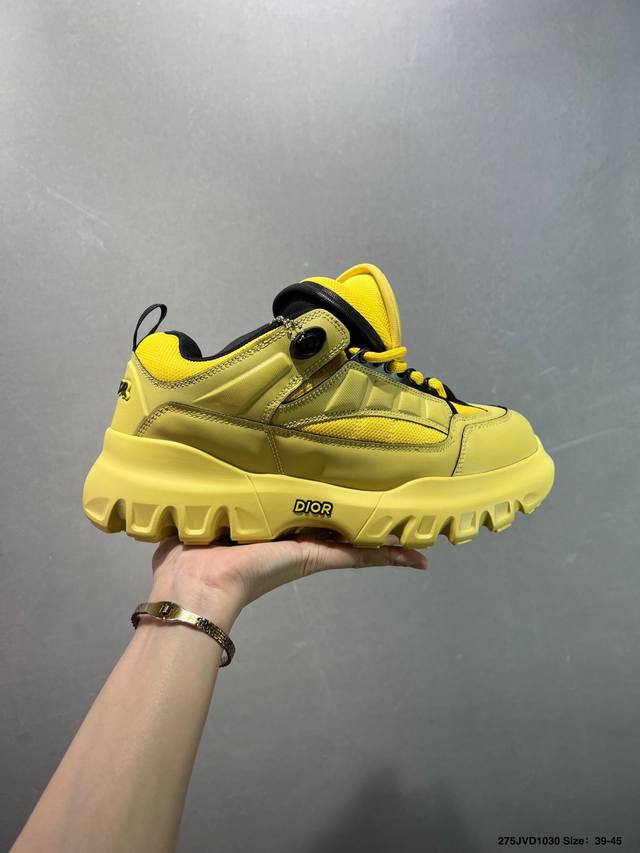 公司级Dior 迪奥网眼织物低帮运动休闲鞋 该款系列采用黑网色眼织物白和色科技料面精心制 作图形标志 外格轻盈的刻雕效果橡胶鞋搭底配标志性点的缀提升格调 内弹部