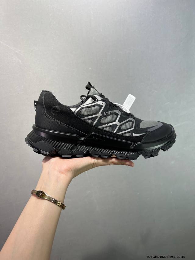 公司级Ecco爱步运动鞋 真皮透气休闲防滑跑步鞋 健步Biomc大经典 直接注塑工艺 稳固舒适 强效缓震与能量回弹 增加运动时的稳定与舒适 牛皮鞋面，纹理自然，