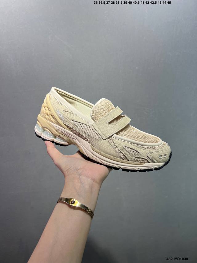 公司级升级原楦原纸版开发#采用猪巴革鞋面材质#T-Beam大底提供足步弓支撑,保持步态稳定#后跟搭载外露缓震胶复刻千禧美学,乐福鞋“换底”成为趋势Nb新百伦Ne