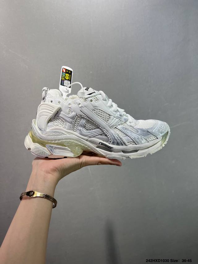 公司级Balenciaga 巴黎世家 纯原巴黎世家Runner运动鞋 不含皮运动鞋，网布材质，磨损效果，鞋头边缘印有尺码，背面浮印尺码，外侧印有跑者徽标，鞋舌刺