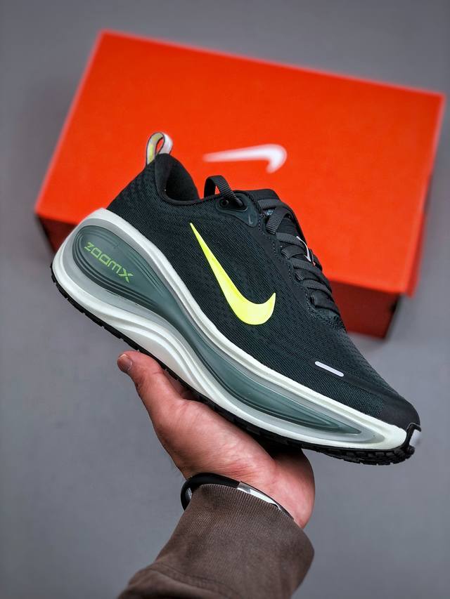 Nike Vomero Plus Run 耐克 舒适减震防滑 低帮跑步鞋 Hv8 300 尺码：35-46 半