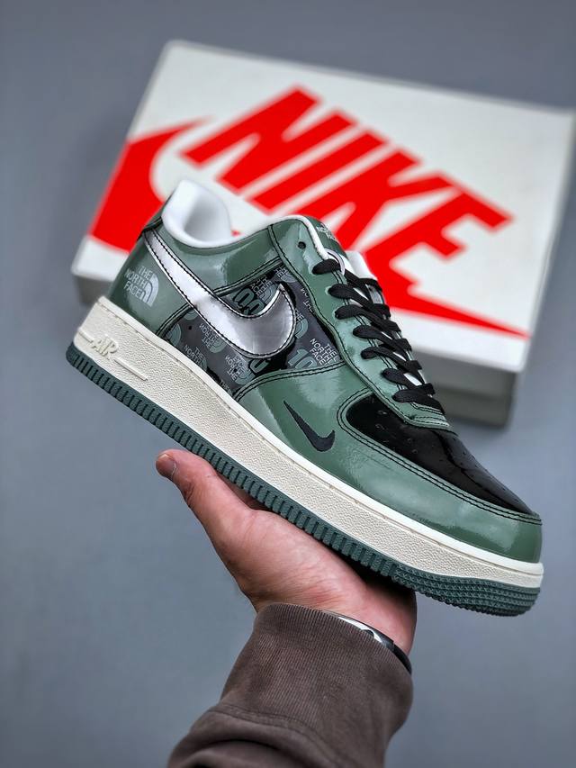 F版 Nike Air Force 1 '07 Low “北面联名-军绿色”空军一号 低帮休闲运动板鞋 它以复古军绿漆皮打造鞋身，质感高级且极具辨识度；视觉冲击