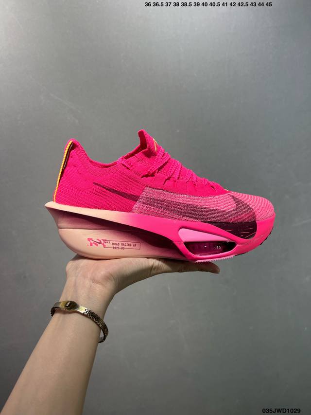 公司级新品发布 Nike Air Zoom Alphafly Next%3 Proto整体采用前作的设计语言，并且对后者的细节进行升级，马拉松和长距离路跑的性能