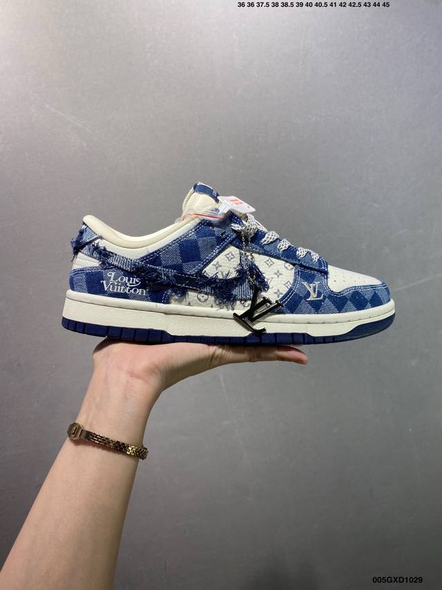 公司级Louis Vuitton X Nike Dunk Low 白蓝牛仔 此款主张打破传统的工业化流水线设计限制，以Made By Ideas的超级创意为理念
