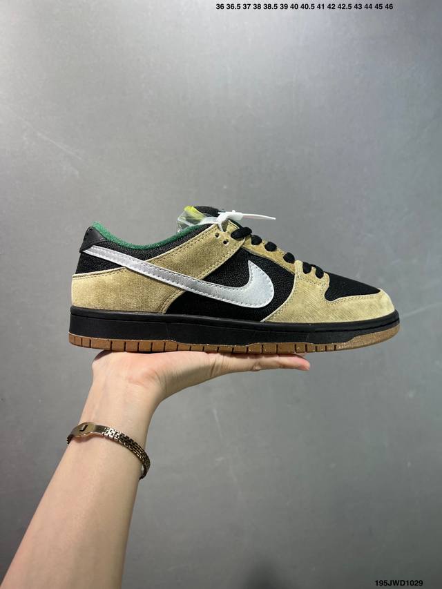 公司级Nike Dunk Sb Dinner Plate 此款简约大方的造型设计，给人以随性休闲的时尚格调，穿着舒适轻便，运动灵活自如，满足日常个性穿搭。 货号
