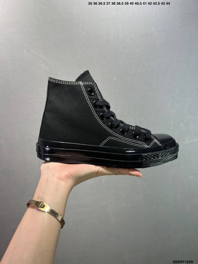 Converse All Star Lift 匡威新款 厚底皮面休闲板鞋 鞋款色调营造温馨柔和氛围，百搭属性适配多样风格。双鞋带设计极具创意，经典棉布鞋带简约质