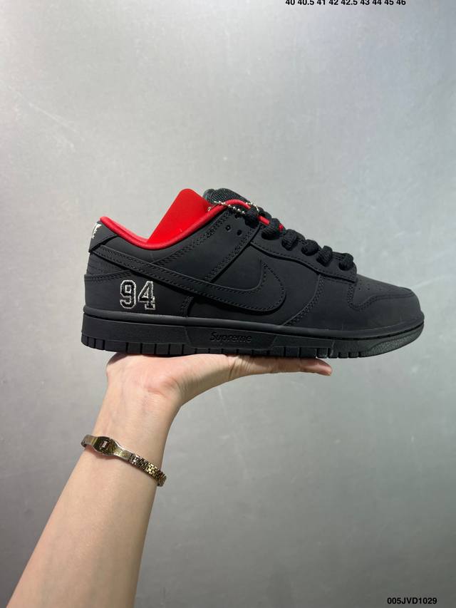 公司级Supreme X Nike Dunk Sb Low 黑色 此款鞋跟上绣有“94”字样，纪念品牌的创立年份，该品牌的标志性徽标还被蚀刻在了中底的侧壁上。鞋