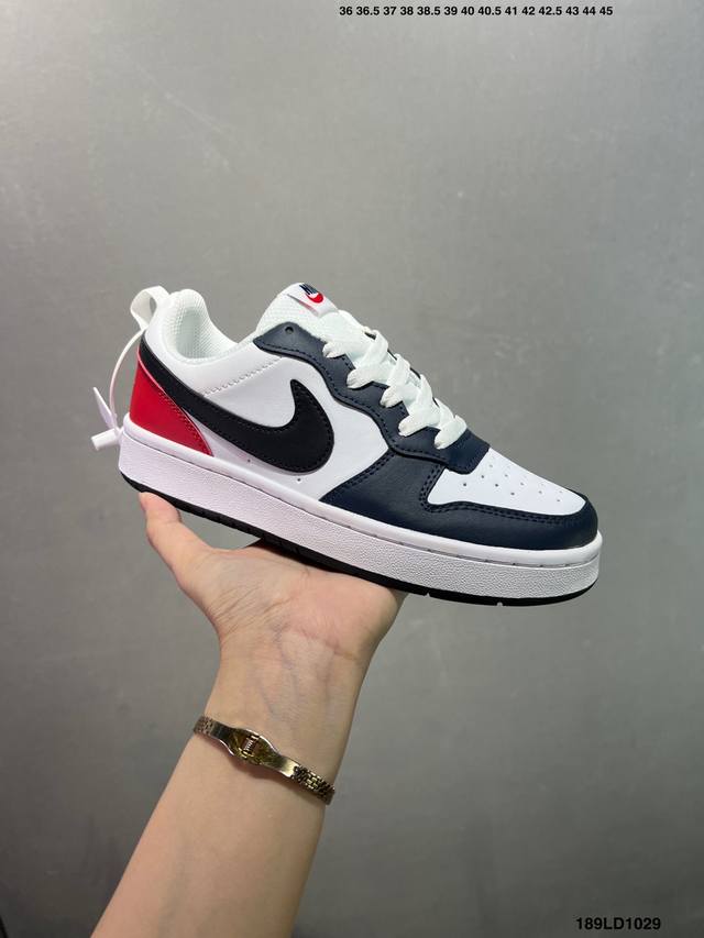 特价耐克Nike Court Borough Low Bg低帮百搭透气休闲运动板鞋，经典耐用的设计，兼顾舒适脚感和出众风范，演绎匠心之作。结构性的支撑贴合感结合