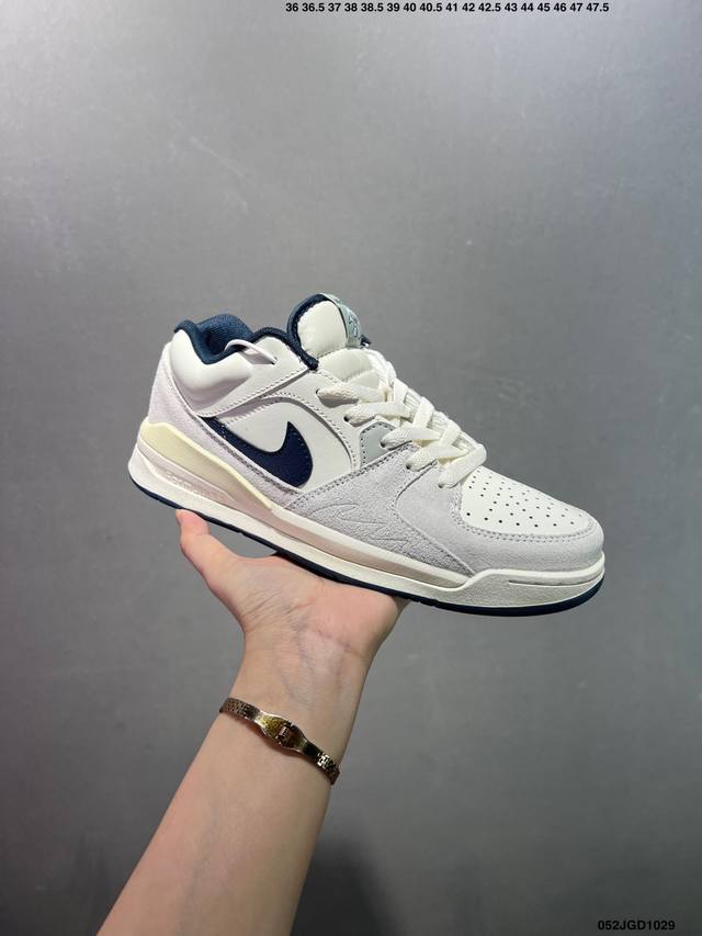 Air Jordan Stadium 90 Stadium Jordan Stadium 90充满了对Tinkerhathield 原创设计的致敬，包括中足网状