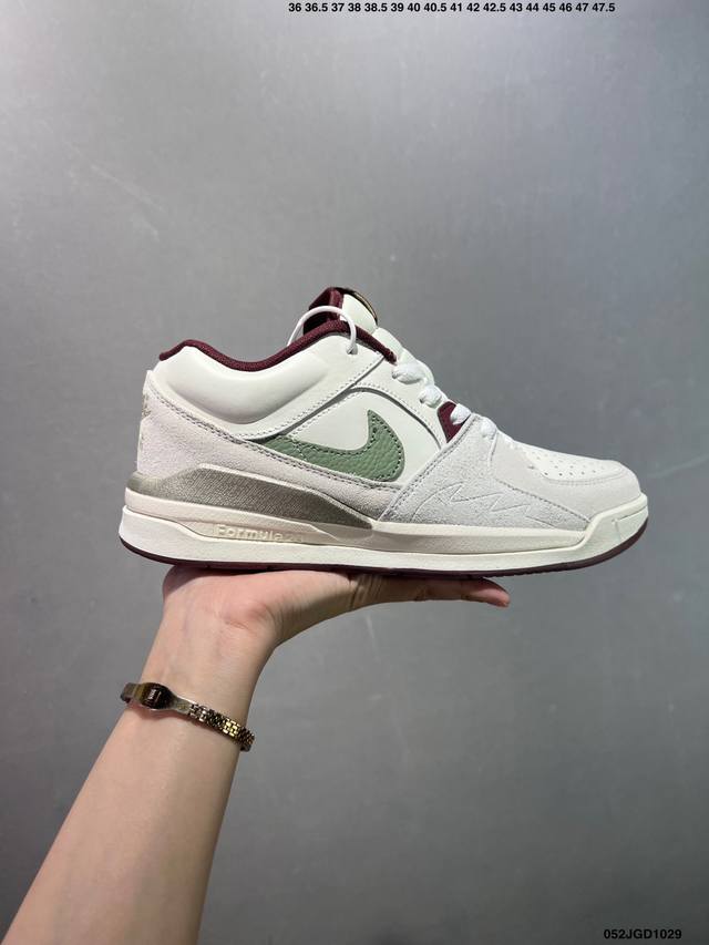 Air Jordan Stadium 90 Stadium Jordan Stadium 90充满了对Tinkerhathield 原创设计的致敬，包括中足网状