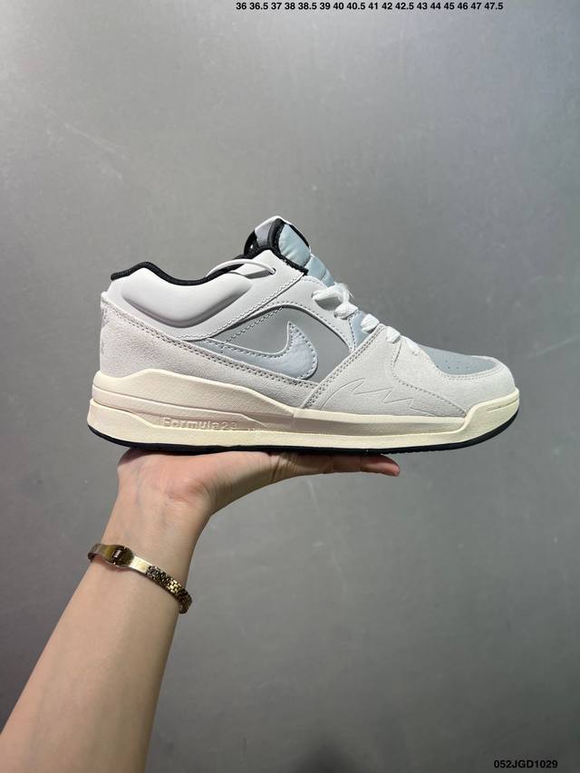 Air Jordan Stadium 90 Stadium Jordan Stadium 90充满了对Tinkerhathield 原创设计的致敬，包括中足网状